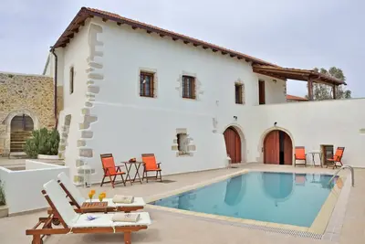 Private Pool, Next to All Amenities, Kefalas