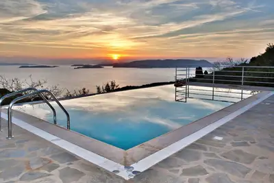 Image de Malena Pool Villa avec vue imprenable dans un endroit calme. Wifi et jacuz gratuits
