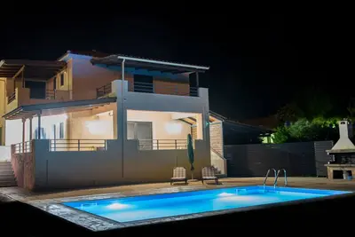 Image de Village Villas * Luxueuse villa de 2 étages, piscine, B. B. Q, à proximité des plages et de la ville