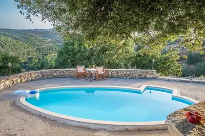 Image de Absolut Privacy in this chalet style villa, private pool, Bbq area, shaded Patio