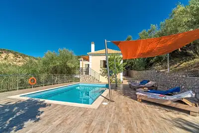 Image de Villa paisible construite avec l'intimité à l'esprit