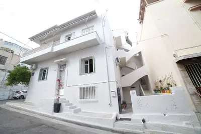 Image de Une maison avec une cour et un balcon, située dans la zone de Filopappou.
