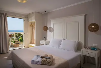 Image de Studio Supérieur avec Vue Partielle sur la Mer (B)
