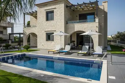 Image de Luxury villa 200m from the Beach, shops & Restaurants, Steam - Sauna Room & Bbq