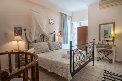 Image de Nefeli - Détendez-vous dans le fauteuil suspendu sur le toit dans un complexe confortable