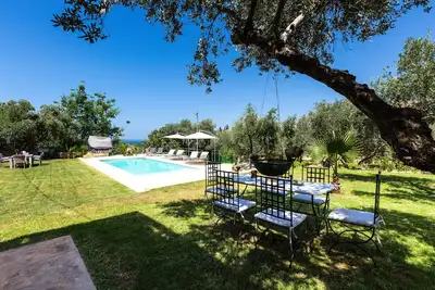 Image de Hidden in the Trees Offering Full Facilities & Privacy only 1, 5 km from Beach!