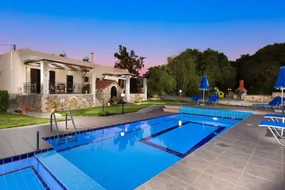 Image de Villa de campagne moderne avec piscine privée, vue spectaculaire, endroit paisible