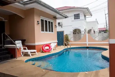 Image de I-Rin poolvilla avec sa propre piscine située dans un domaine privé.