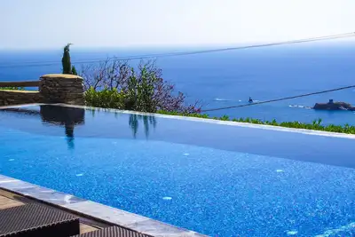 Image de Villa de luxe tranquille, relaxante, inspirante et respectueuse de l'art avec une vue magnifique