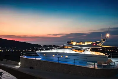 Image de Yacht avec piscine privée et vue panoramique sur la mer et la ville @ Silencio Luxury Homes
