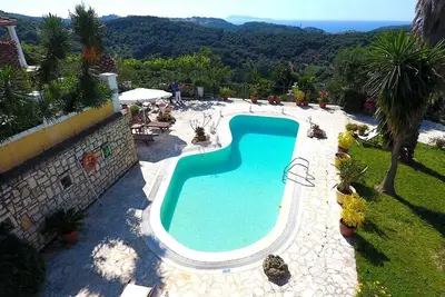 Image de Villa privée avec piscine, terrasse avec vue sur la mer et jardin remarquable.