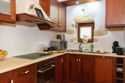 Image de Villa de luxe en pierre avec jacuzzi extérieur, piscine privée et mobilier ancien