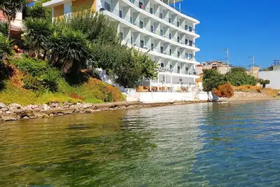 Image de Grecque Seafront Resort avec une capacité jusqu'à 80 personnes à 1 heure de l'aéroport d'Athènes