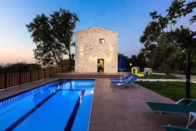 Image de Villa traditionnelle en pierre avec piscine privée, vues spectaculaires, intimité