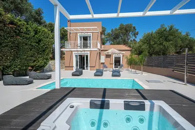 Image de Villa de luxe avec piscine privée, 0. 4km de la plage \"Villa Margi\" - WiFi gratuit