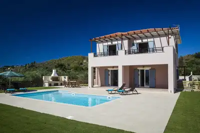 Image de \"Bel emplacement, services de luxe, accès facile aux plages voisines.