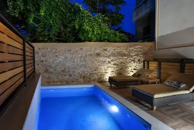 Image de Elvina City Maizonette House avec piscine privée chauffée à l'énergie solaire