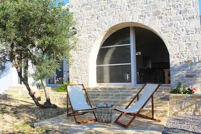Image de Villa Marikami, une étonnante nouvelle maison en pierre à Kamilari