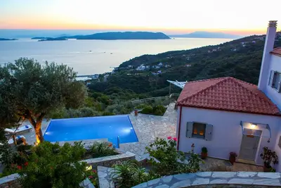 Image de Villa ultramoderne avec piscine à débordement, jacuzzi, climatisation, vue du coucher de soleil