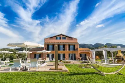 Image de Eleni Luxury Villa pour se détendre au soleil à deux pas de la mer dans une grande propriété