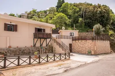 Marika Traditional Home est situé à Élos avec vue sur la montagne.