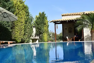 villa de vacances avec piscine privée et jardin en Crète du sud près du village d'Arvi!
