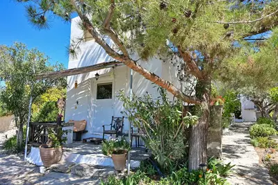 Image de Pour spiti tou papa sto vouno (la maison du jardin).
