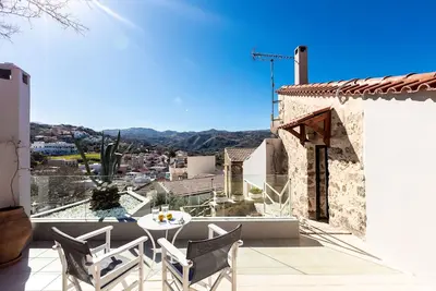 Image de Belle villa construite en pierre avec une vue imprenable sur la montagne