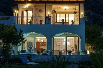 Image de L'appartement en bord de mer fait partie du complexe Villa Omega à Lygaria Beach.