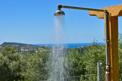 Image de La maison des papas sur la colline avec vue sur la montagne et la mer amicale pour les familles