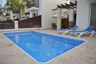 Image de Mickey3, deux lits, Voiture Gratuite, piscine privée, hospitalité chypriote, wifi, climatisation