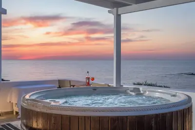 Image de Luxueuse villa en bord de mer avec coucher de soleil et bain à remous