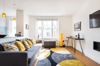 Bright and Modern Earls Court Gem - Len