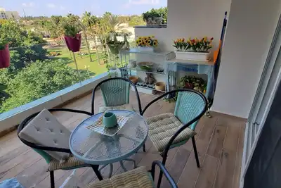 Image de Ramat Aviv Gimel ensoleillé et ensoleillé sur le centre de l'éclairage près de l'université Ta