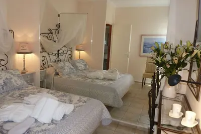 Image de Meliti - Détendez-vous dans le fauteuil suspendu sur le toit dans un complexe confortable