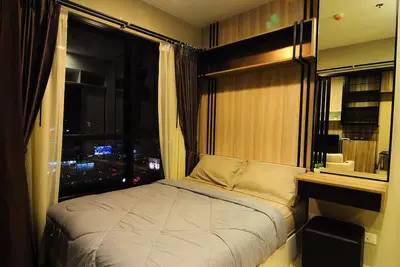 Image de condo de luxe avec piscine, à 5 min WiFi Mrt gratuit