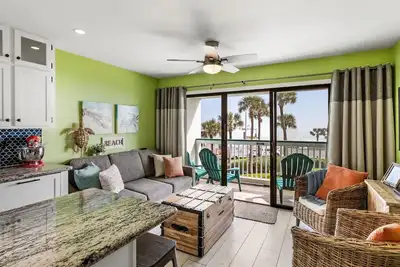 Image de Front Row Beach Condo avec vue phénoménale! Luxueusement rénové! Casa Del Mar # 204