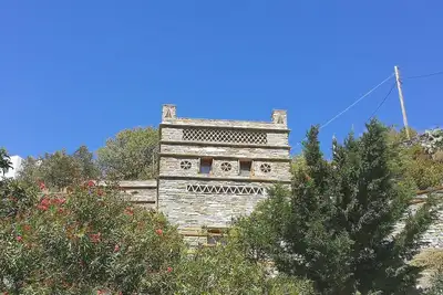 Image de Villa traditionnelle en pierre sur deux niveaux