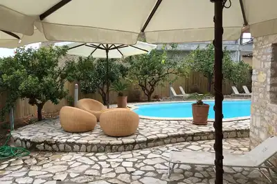 Villa de luxe en pierre avec piscine