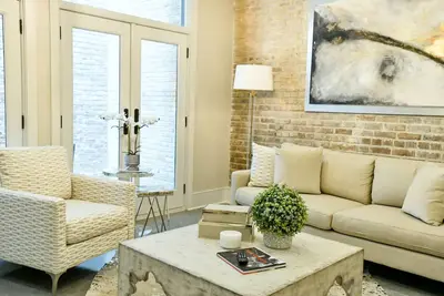 Image de Cbd Warehouse District: Condo moderne | 2 chambres 2 salles de bain