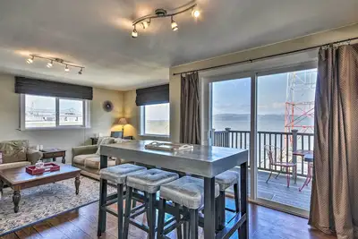 Image de Nouveau! Waterfront Condo sur Pier dans le centre-ville d'Astoria!