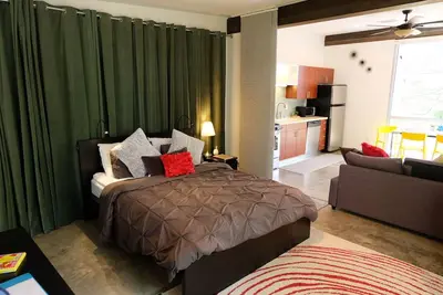 Image de Une belle maison d'hĂ´tes contemporaine chaleureuse.