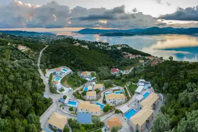 Image de Vous allez adorer cet endroit sortant directement à la piscine. La vue sur la mer est Wow