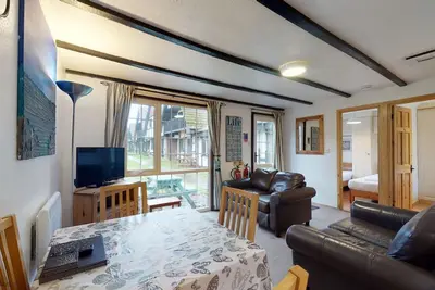 01 Tudor Court, Tolroy Manor