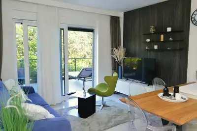 Image de Villa Ziza avec six appartements de luxe, terrasse sur le toit et piscine, garage