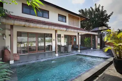 Piscine privée de 3 Br Villa à Berawa, Canggu, service de navette gratuit vers la région de Seminyak
