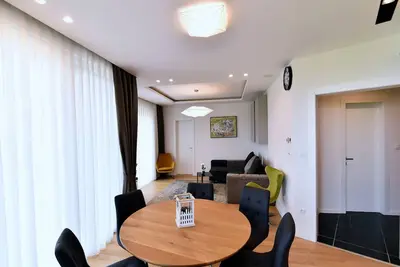Lyxury Villa Apartment, piscine sur le toit, terrasse bien exposée, vue sur la mer, plage à 150m