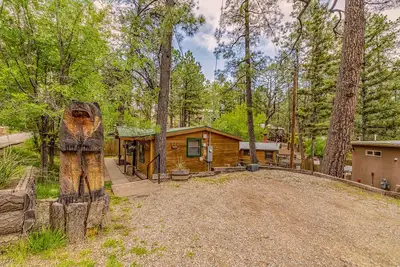 Image de Knotty Pine: Un classique mignon de Ruidoso avec un bain à remous privé!