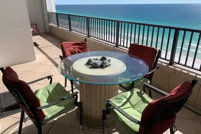 Image de \"Breakers East 1204\" ~ Gulf Front 2br / 2ba ~ Parking couvert ~ Configuration de la plage incluse!