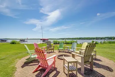 Image de Nouveau! Grande maison sur le lac Edward avec terrasse et foyer!